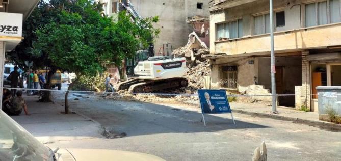 Akdeniz’de metruk binaların yıkımı sürüyor