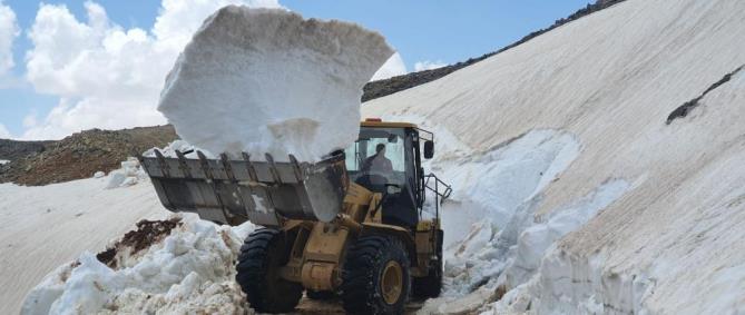 Mersin Büyükşehir, Yörükler için zirvedeki karlı yolları temizliyor