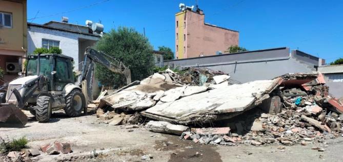 Akdeniz’de metruk binaların yıkımı devam ediyor