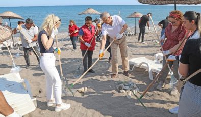 Mezitli Belediyesi ailesi sahil temizliği yaptı