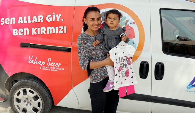 Mobil kıyafet aracı ile çocuklar bayramlıklarına kavuştu