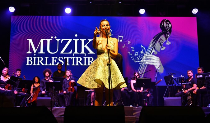 Sanatçı Zeynep Casalini, MBB Kent Orkestrası’yla sahne aldı