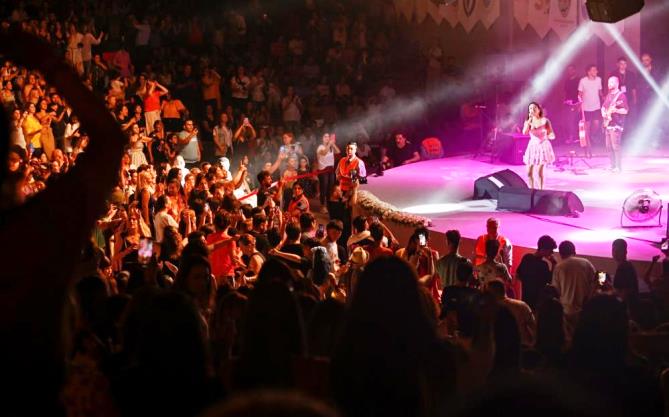 Melek Mosso’ya Mersin’de sevgi seli