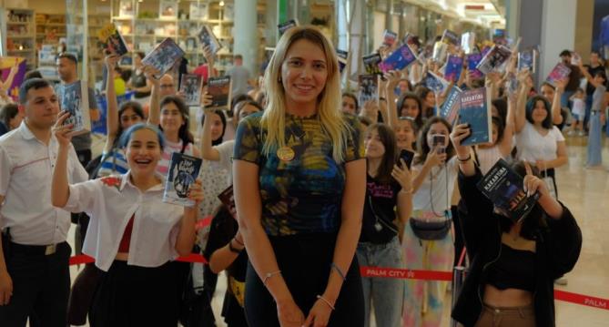 Yazar Beyza Alkoç ‘100Bin Gülücük İmza Günü’nde sevenleriyle buluştu