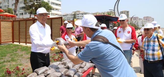 Mezitli Belediyesinden sahil temizliği ve kompost dağıtımı
