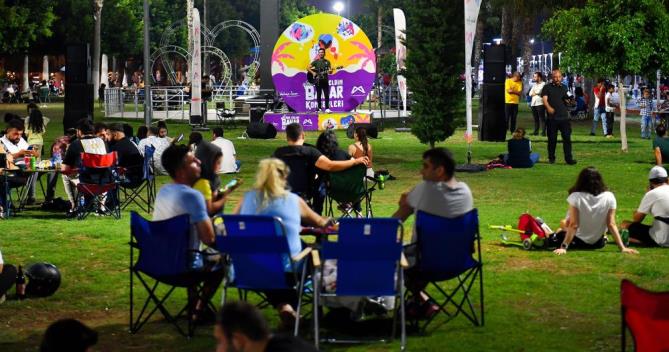 Mersin’de yaz akşamlarının keyfi akustik konserlerde çıkıyor