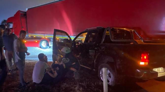 Tarsus’ta pikap tıra çarptı: 2 yaralı