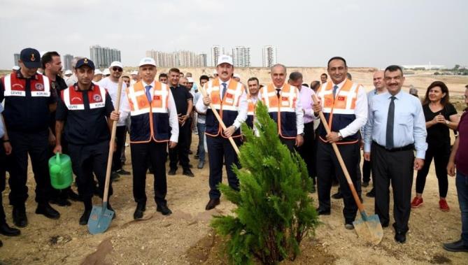 Mersin’de fidanlar toprakla buluştu