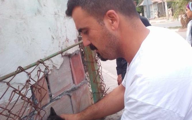 İki duvar arasında sıkışan kediyi belediye personeli kurtardı