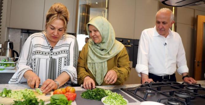 Başkan Gültak, Türk yemekleri uzmanı Sahrap Soysal’ı ağırladı