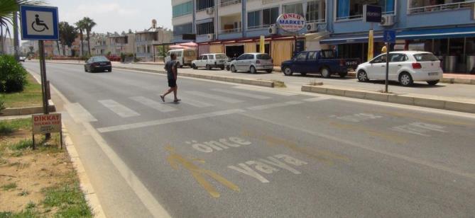 Kaza anı kamerada…Yaya geçidinden geçerken otobüs çarptı