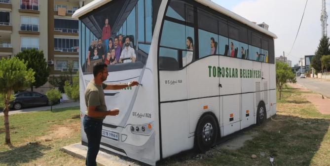 Toroslar’da elektrik trafosu belediye servis otobüsü görünümüne dönüştü