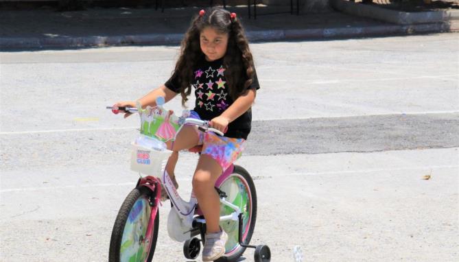 Kendi küçük yüreği büyük; bisiklet parasını bağışladı