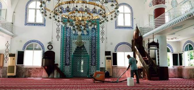 Akdeniz’de ibadethanelerde ilaçlama ve yıkama çalışmaları sürüyor