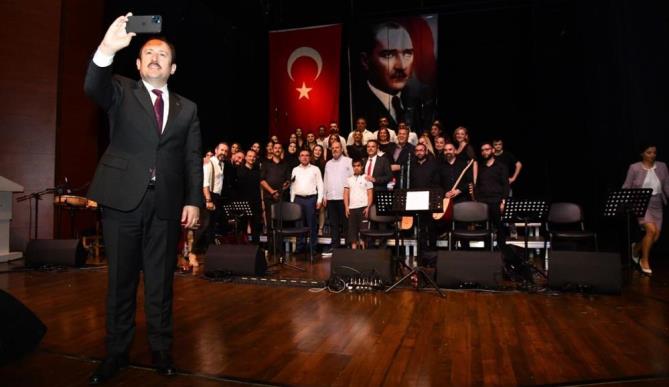 Türk Halk Müziği Öğretmenler Korosu konser verdi