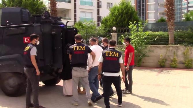 Mersin’de FETÖ hükümlüsü ihraç polis memuru ile öğretmen yakalandı