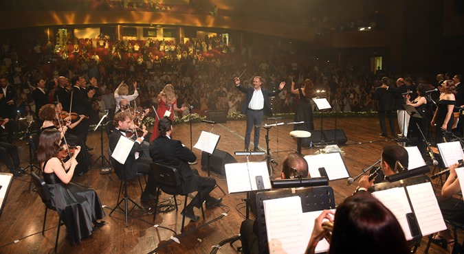 Başkan Seçer, Eşitliğe ses verilen konserde orkestra şefi oldu