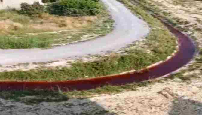 Mersin’de DSİ’ye ait kanaldaki su kırmızıya büründü