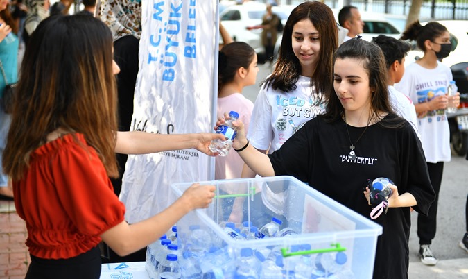 Büyükşehir Belediyesi, LGS’ye giren öğrencileri su ikramıyla karşıladı
