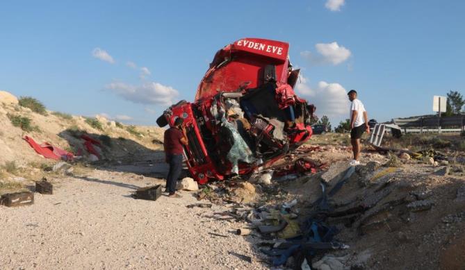 Mersin’de nakliye kamyonu şarampole uçtu: 4 ölü