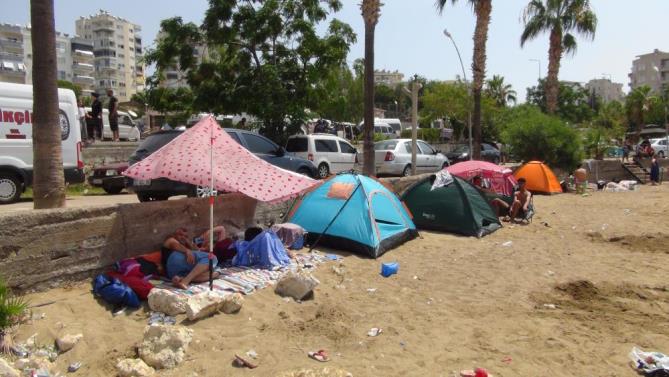 Sahil otelleri dolunca tatilciler yerde çadırda ve araçlarında tatil yapıyor