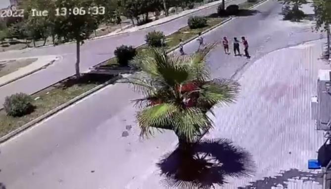 Köpeklerden kaçan 2 çocuğa otomobil çarptı