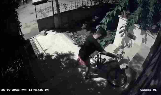 Elini kolunu sallayarak geldi, kendi malıymış gibi alıp gitti