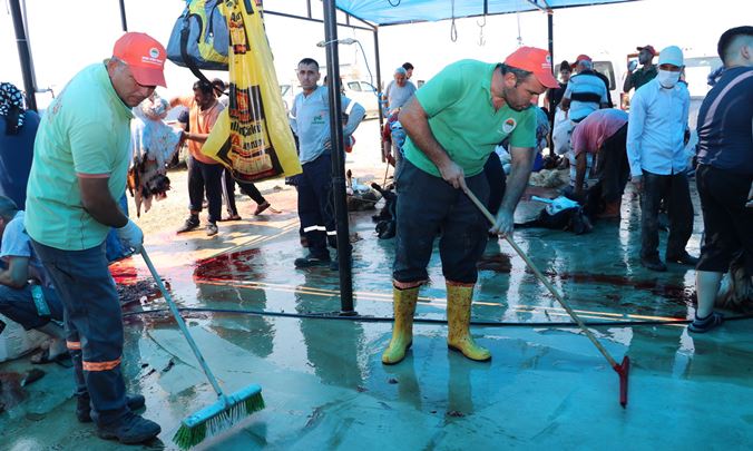 Toroslar’da kurban kesim ve satış yerlerinin temizliğine başlandı