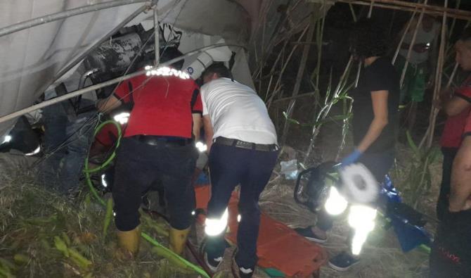 Kabinde sıkışan kamyon sürücüsü için seferber oldular