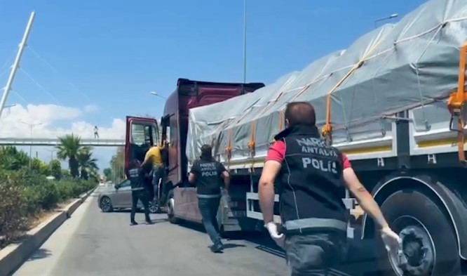 Antalya’da bir TIR’da 50 kilo uyuşturucu ele geçirildi