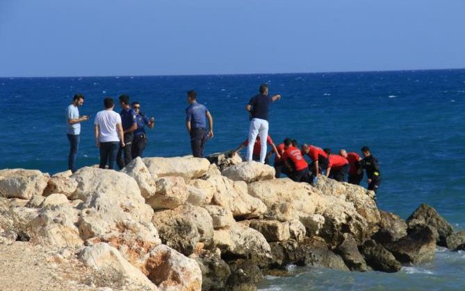 Mersin’de denize giren iki arkadaştan biri boğuldu, diğeri yoğun bakıma alındı