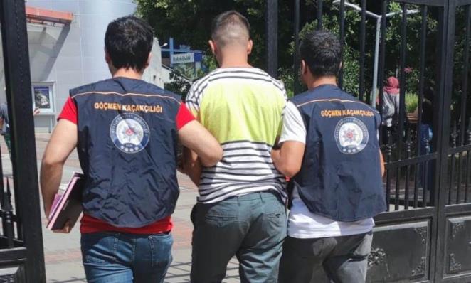 Göçmen kaçakçısı gizlendiği evde yakalandı