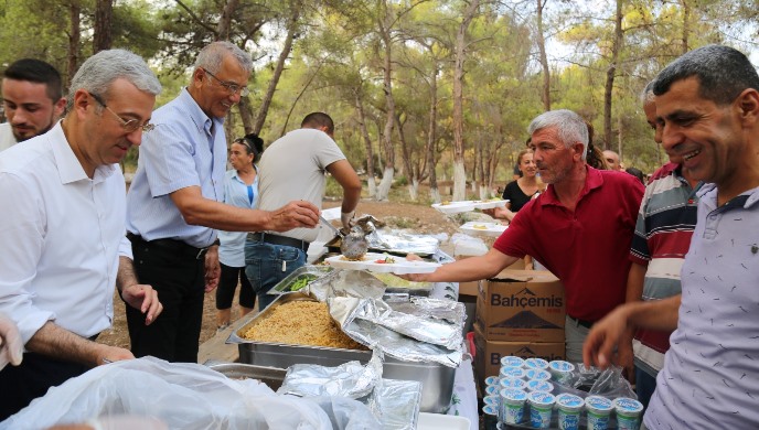 Mezitli Belediyesi çalışanlarından piknikli kutlama