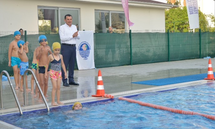 Yenişehir’de yüzlerce çocuk yüzme öğrendi