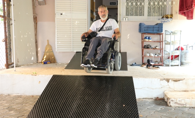 Toroslar’da yürüme engelli vatandaşın evine özel rampa