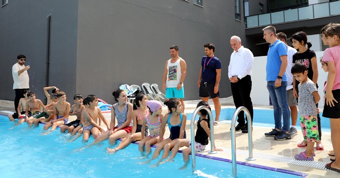 Akdenizli çocukların havuz keyfi