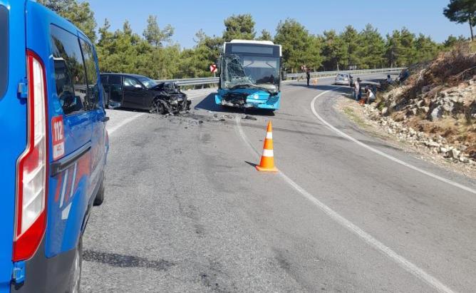 Tarsus’ta Belediye otobüsü ile bir otomobil çarpıştı: 3 yaralı