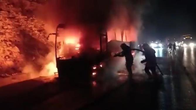 Yolcu otobüsü alev alev yandı, 18 yolcu son anda kurtuldu
