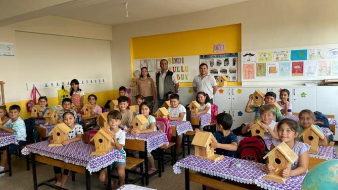 Öğrencilere kuş yuvası dağıtıldı