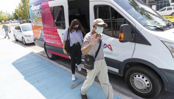 Mersin’de onkoloji hastalarının ulaşımı belediye ekiplerince sağlanıyor