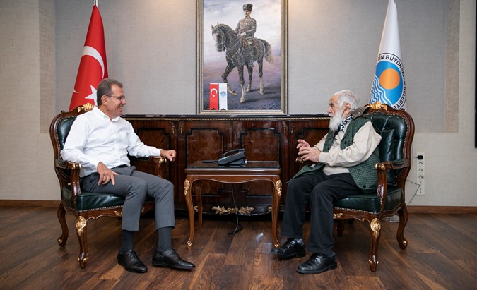 Hat ustası Çalışkan, ‘Son Nokta’ eserini Başkan Seçer’e hediye etti