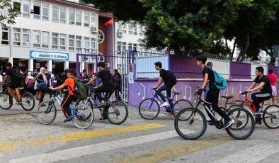Çocuklar evden okula bisikletle gidip, geliyor