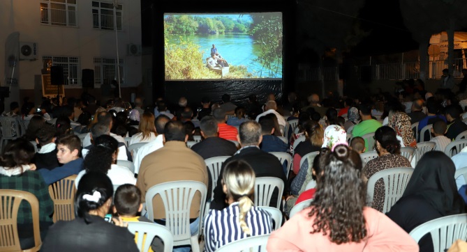Adanalıoğlu sakinlerinin açık havada film keyfi