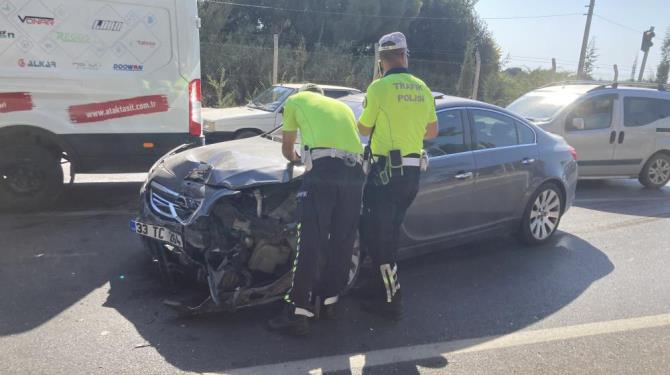 İki otomobil çarpıştı, birinin tekeri fırladı: 2 yaralı