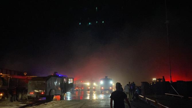 Mersin’de palet fabrikasındaki yangın kontrol altına alındı