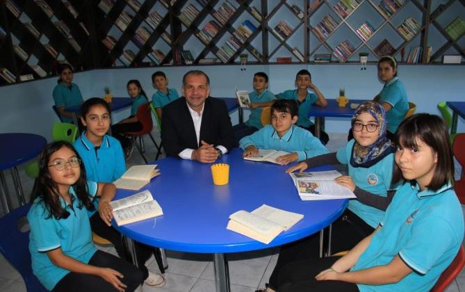 Vefalı evlat, topluma örnek olmuş babası adına köyün okuluna kütüphane yaptırdı