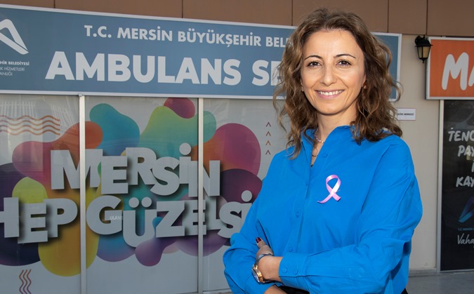 Meme kanserine karşı pembe kurdele taktılar