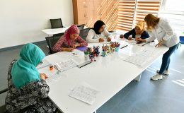 Mola evi velilerine okuma-yazma öğretiliyor