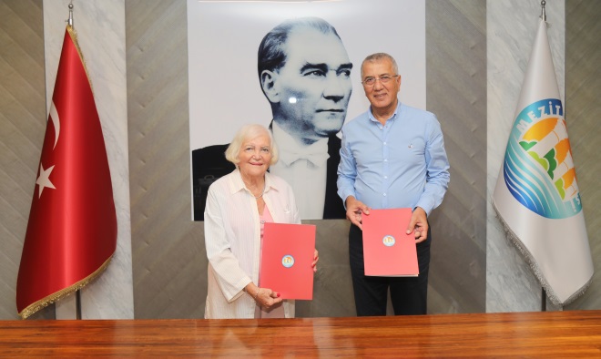 Hayırsever Ülkü Ongun’dan Mezitli’ye kütüphane