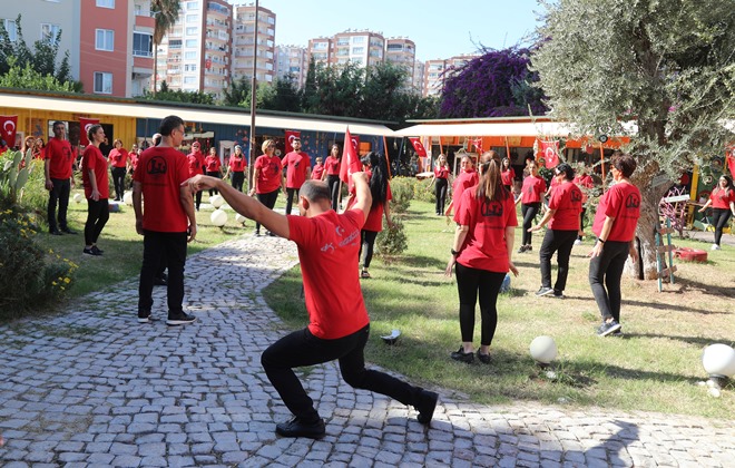 Mezitli’de “99. Yılda 99 Zeybek” Gösterisi